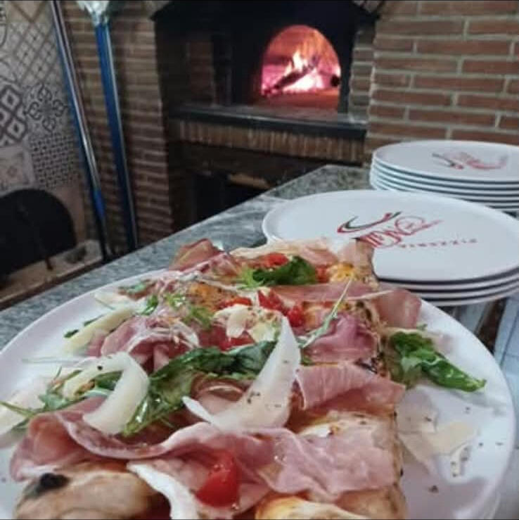 Fantasia dello Chef (Prosciutto crudo, rucola, pomodorini e scaglie di parmigiano)