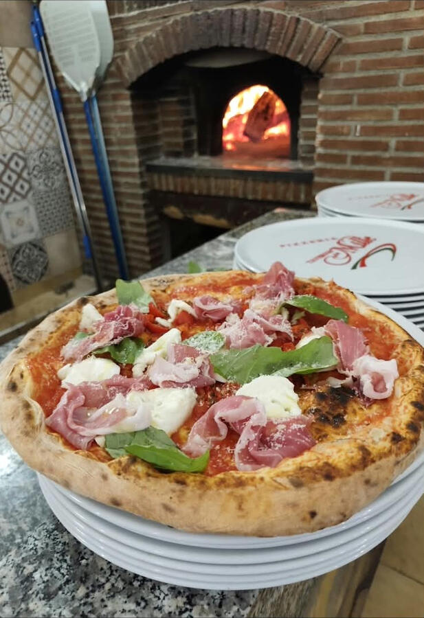 Pizza Italia (Fior di latte a fette, prosciutto crudo, pomodorini, rucola, parmigiano)