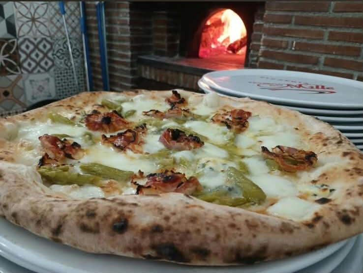 Pistacchio (Fior di latte, pistacchio, mortadella, parmigiano, pepe, olio EVO)