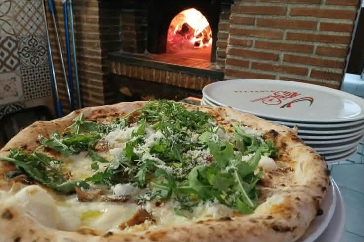 Porcini (Fior di latte, funghi porcini, rucola, parmigiano, olio EVO)